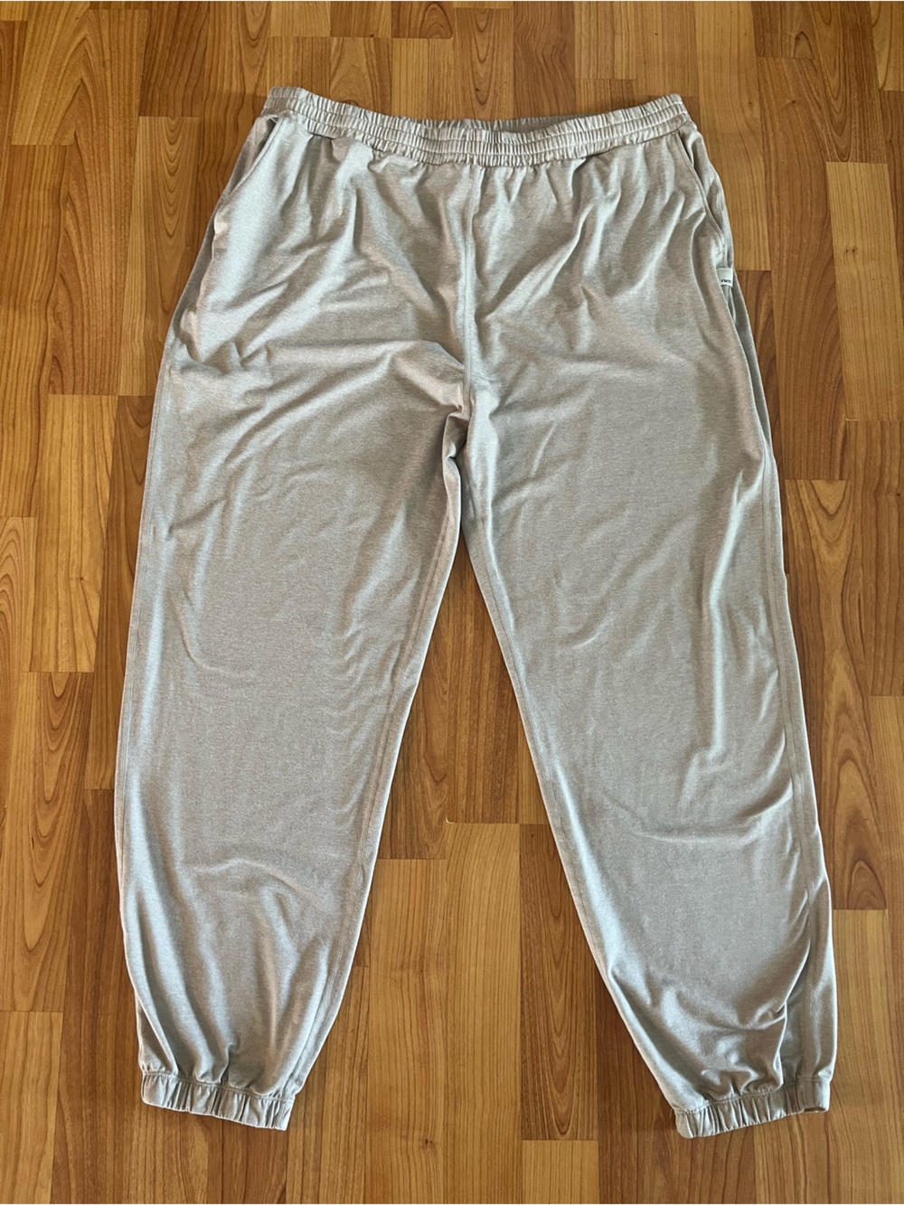 Vuori women’s boyfriend Light Gray Jogger Pants